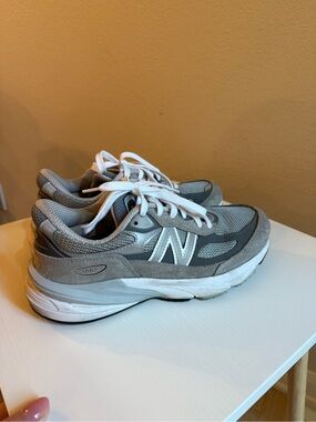 New Balance 990V6 Women’s 7.5 Gray and White Mesh Suede